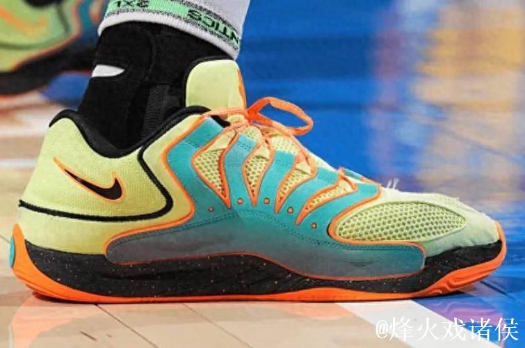 履新登场！霍姆格伦穿着虎纹KD18亮相拉斯维加斯进行训练